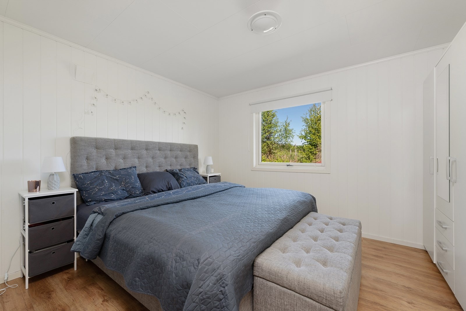 Lyst og romslig soverom med innebygde garderobeskap. Galleribilde