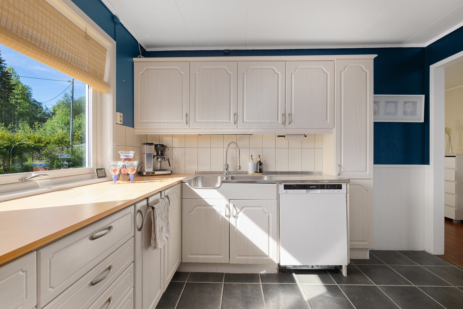 Godt med benkeplass på kjøkkenet Galleribilde