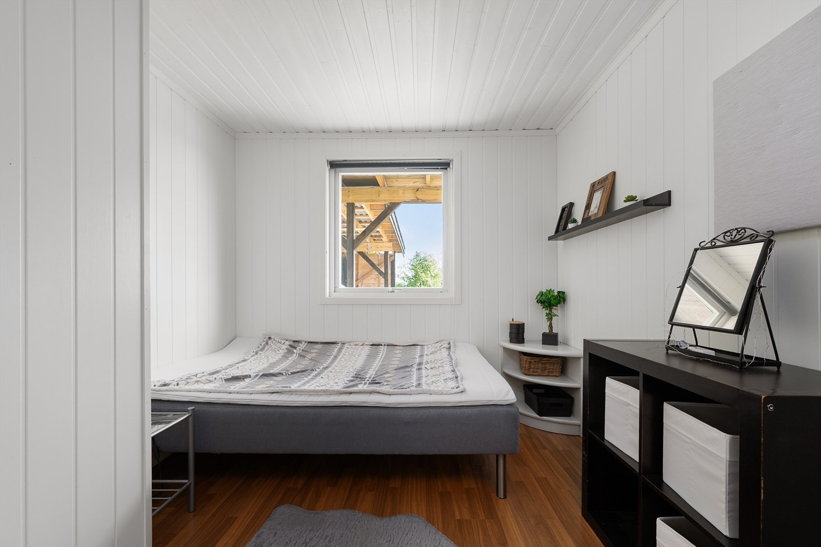 Soverom med MDF-plater på vegg i underetasje. Galleribilde