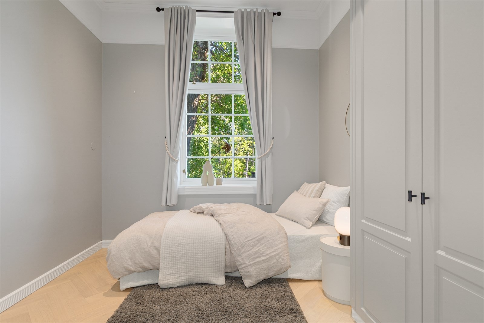 Soverom to - rommet har delikate fargevalg, plass til dobbeltseng og plassbygget garderobe. Galleribilde