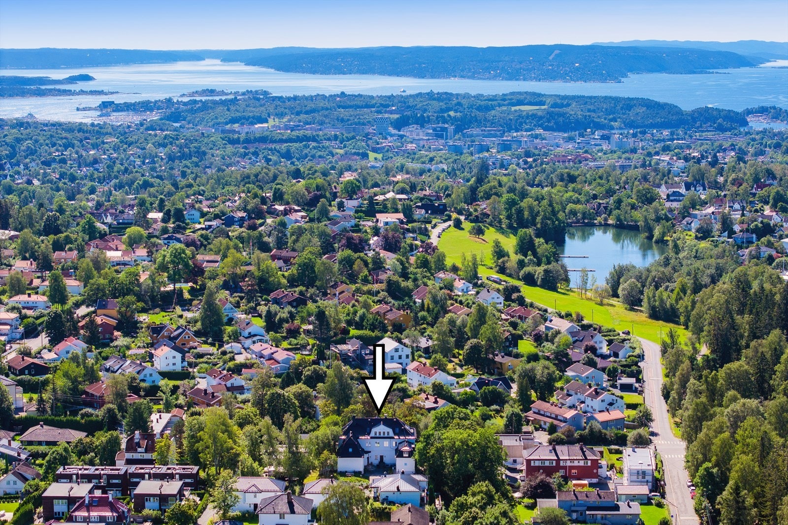 Svært skjermet beliggenhet i andre rekke fra bilvei og uten innsyn, med adkomst via allé opp til eiendommen. Galleribilde