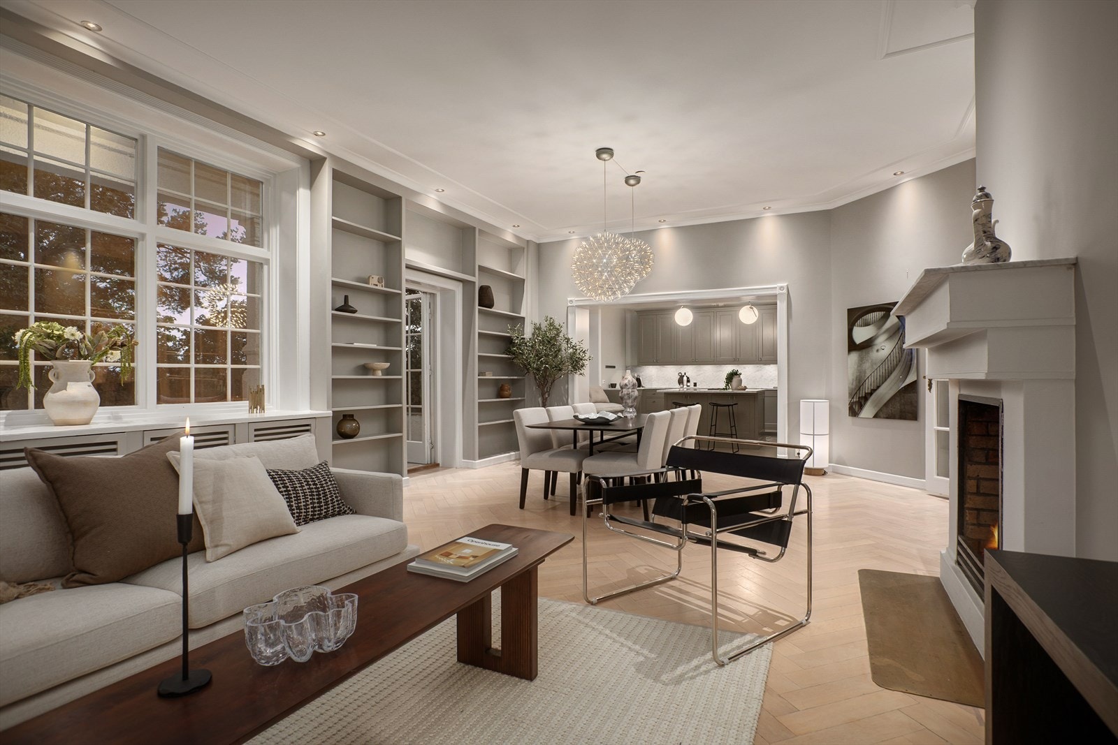 Den åpne peisen gir varme og god atmosfære på mørke vinterkvelder. Galleribilde