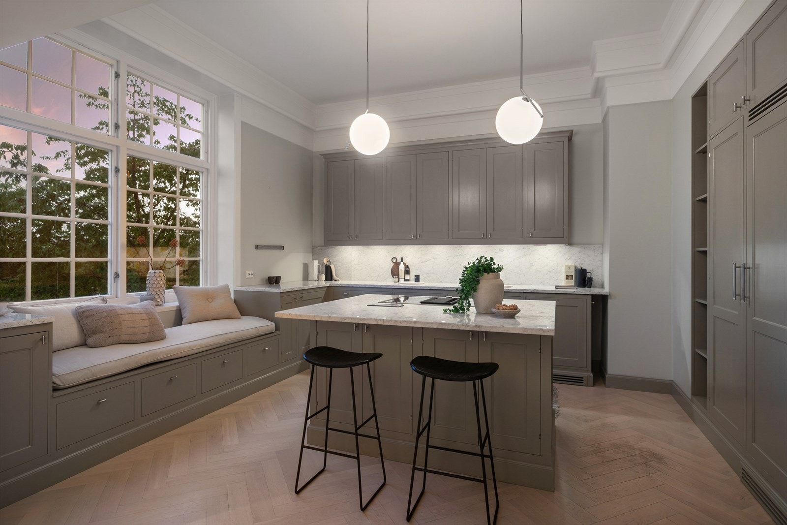 Kveldsstemning på kjøkkenet. Galleribilde