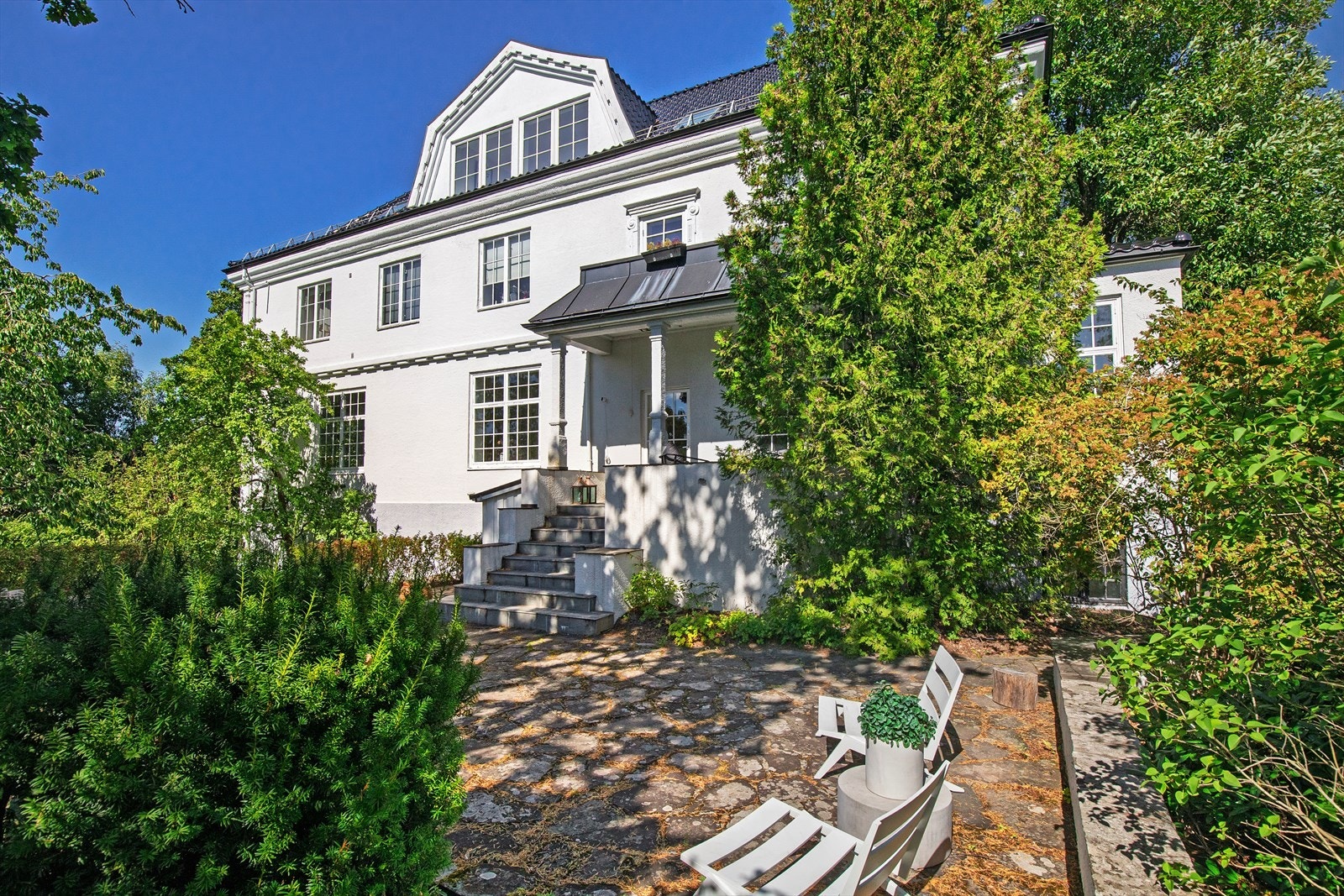 Navnet Sirilund er et av de store og evige navn i norsk litteratur, og stammer fra Hamsuns litterære verk (Pan). Navnet var ettersigende avgjørende for at den legendariske forlagdirektør i Gyldendal, Harald Grieg, i sin tid kjøpte eiendommen (1931). Galleribilde