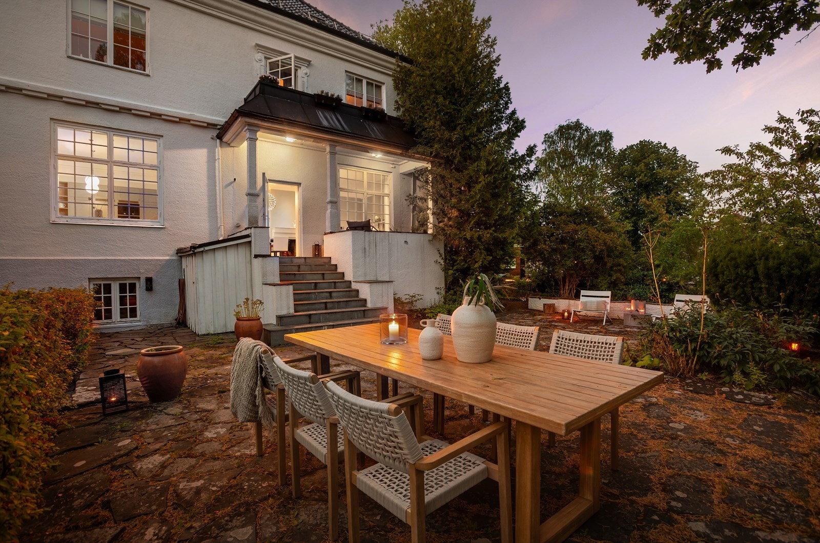 Bygget har en særdeles attraktiv beliggenhet og ligger omkranset av en nydelig villahage. Fra leiligheten er det utgang til en herlig terrasse, markterrasse og egen privat hage på ca. 1,7 mål. Galleribilde