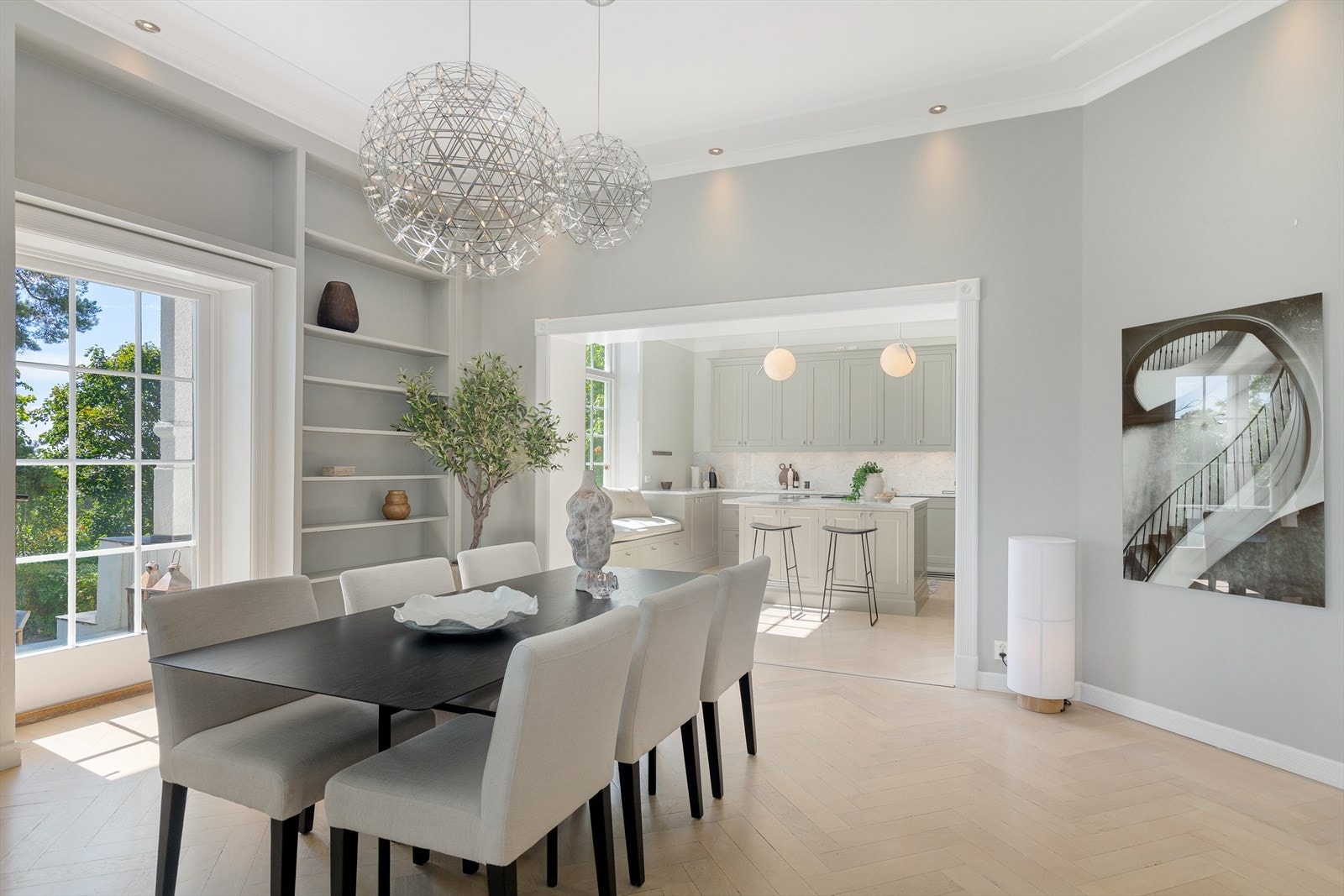 Den åpne løsningen i etasjen gir en sosial og god romfølelse. Galleribilde