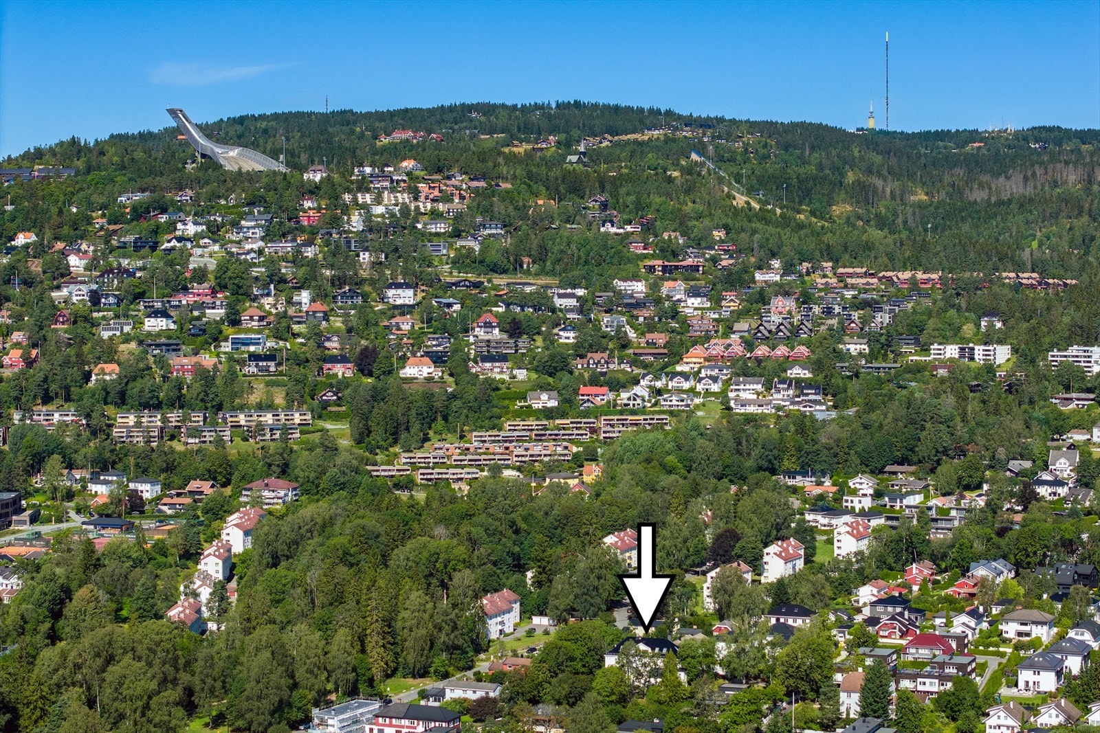 Holmendammen ligger ca. 400 meter fra boligen og byr på gode fiskemuligheter. Her finner du også et flott parkanlegg, samt fine turveier for rekreasjon. Videre er det ca. 3,5 km til Holmenkollen riksanlegg med hopp, langrenn, skiskyting og rulleski. Galleribilde
