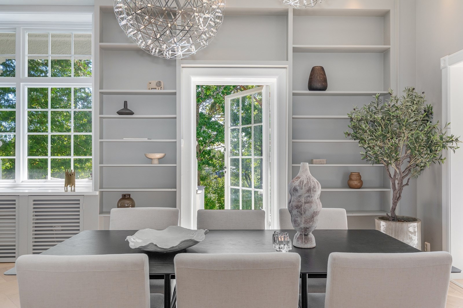 Gjennomtenkte løsninger med flotte materialvalg og plassbygde løsninger. Galleribilde