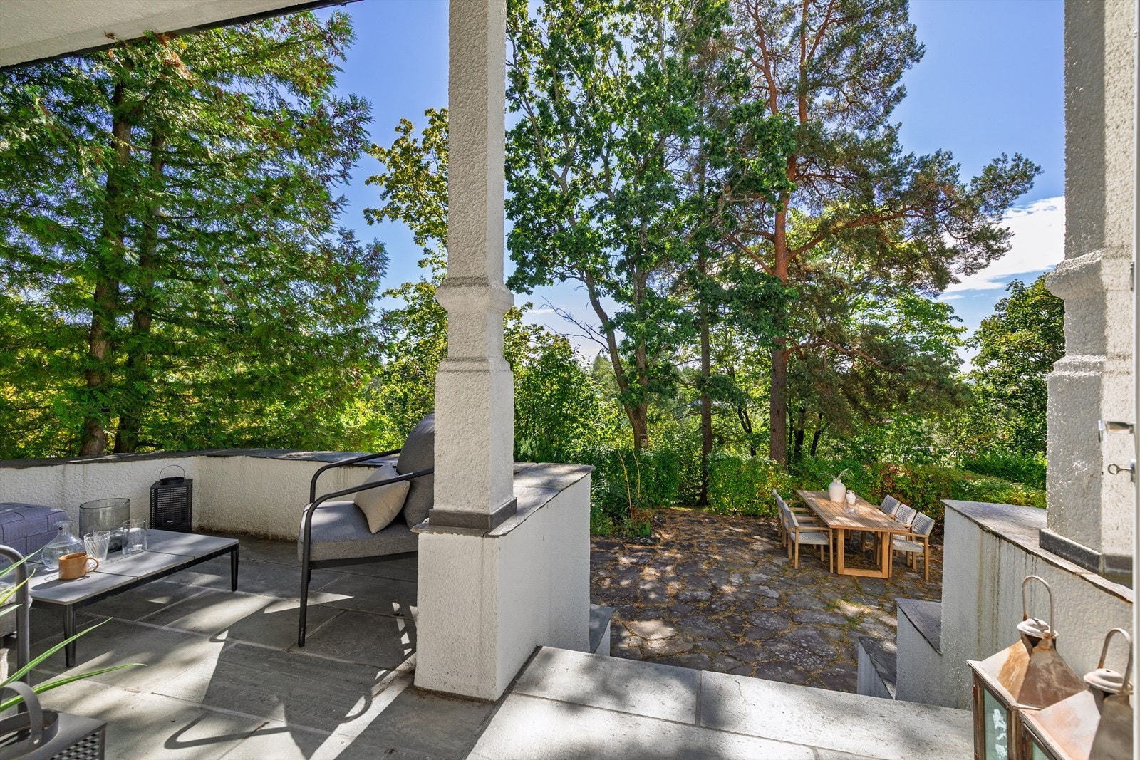 Fra spisestuen er det utgang til terrasse og hage. Galleribilde