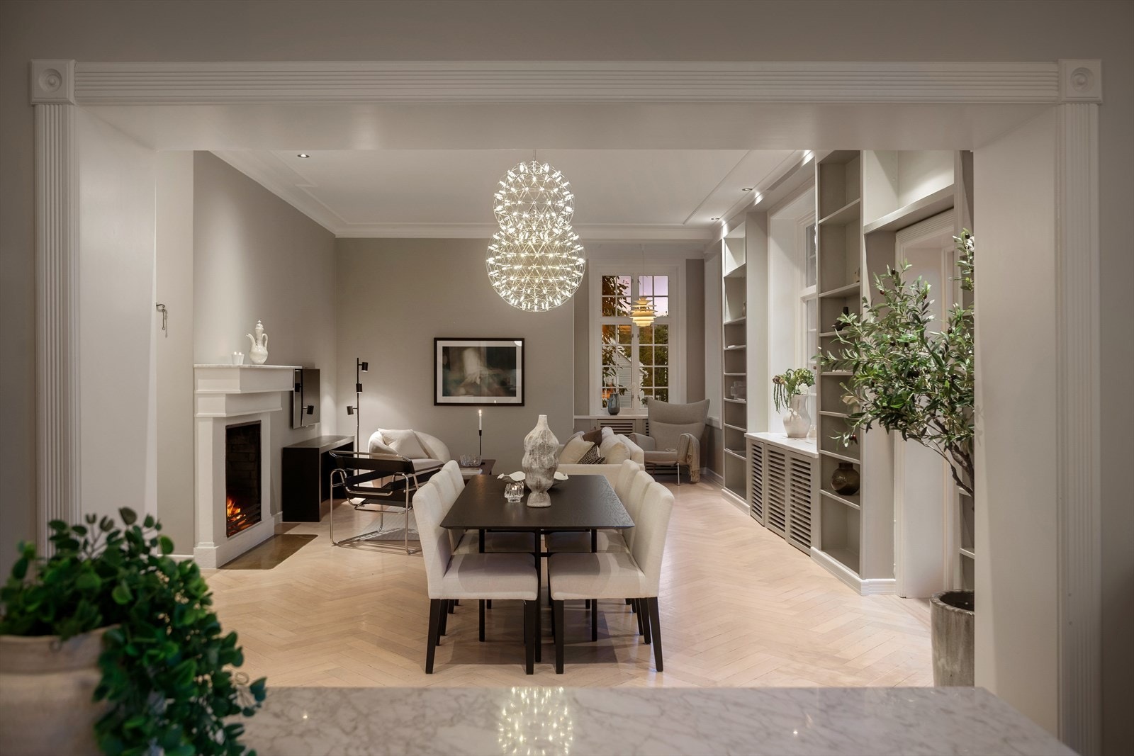 Varmekabler i alle gulv med unntak av stue og master bedroom, hvor original fiskebensparkett har blitt bevart. Galleribilde