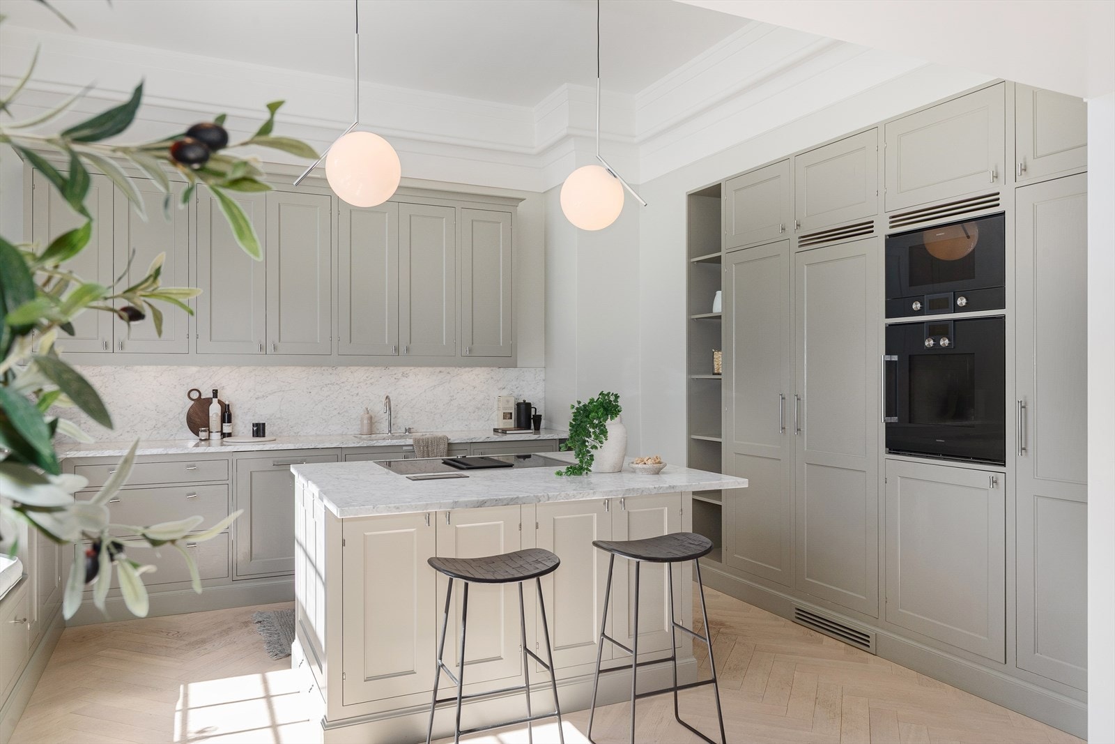 Kjøkkenet er plassbygget og håndmalt. Galleribilde