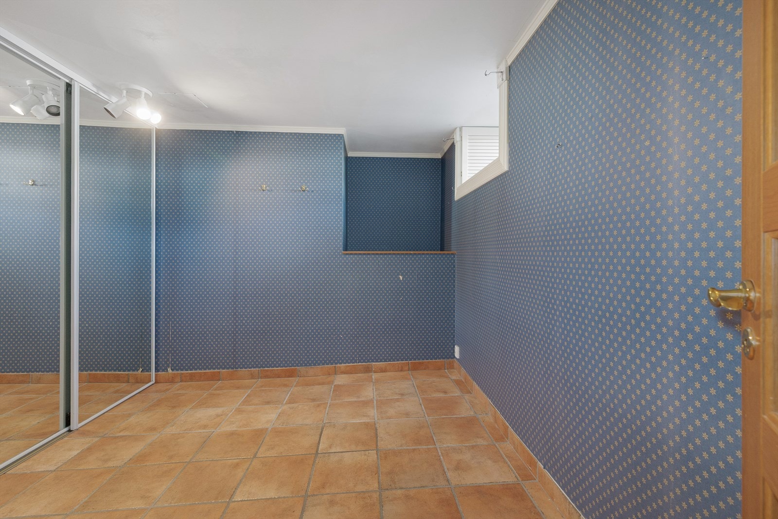 Kjeller har også disponible rom og flere store boder. Galleribilde