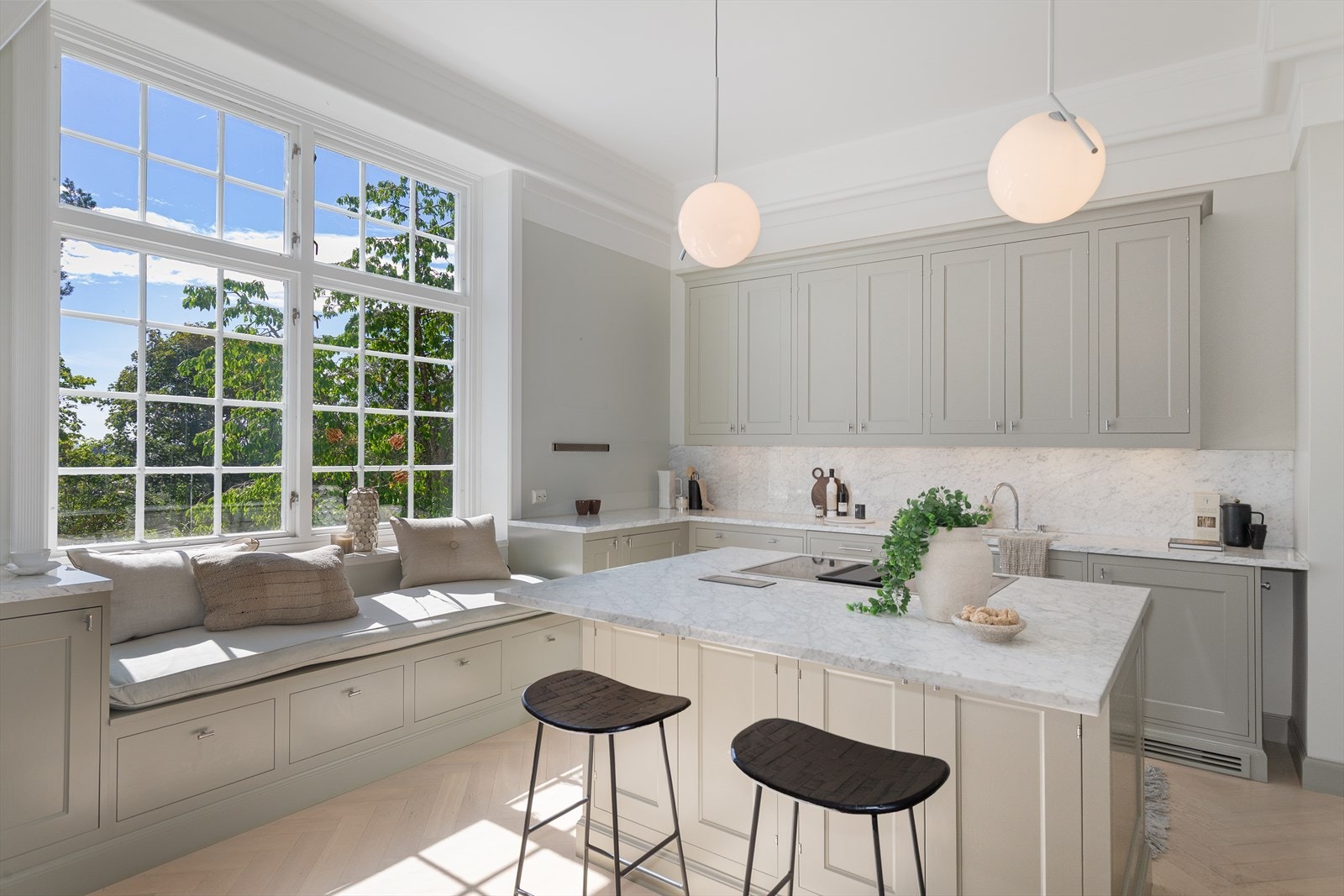 Den store kjøkkenet har godt med benk- og skapplass. Galleribilde