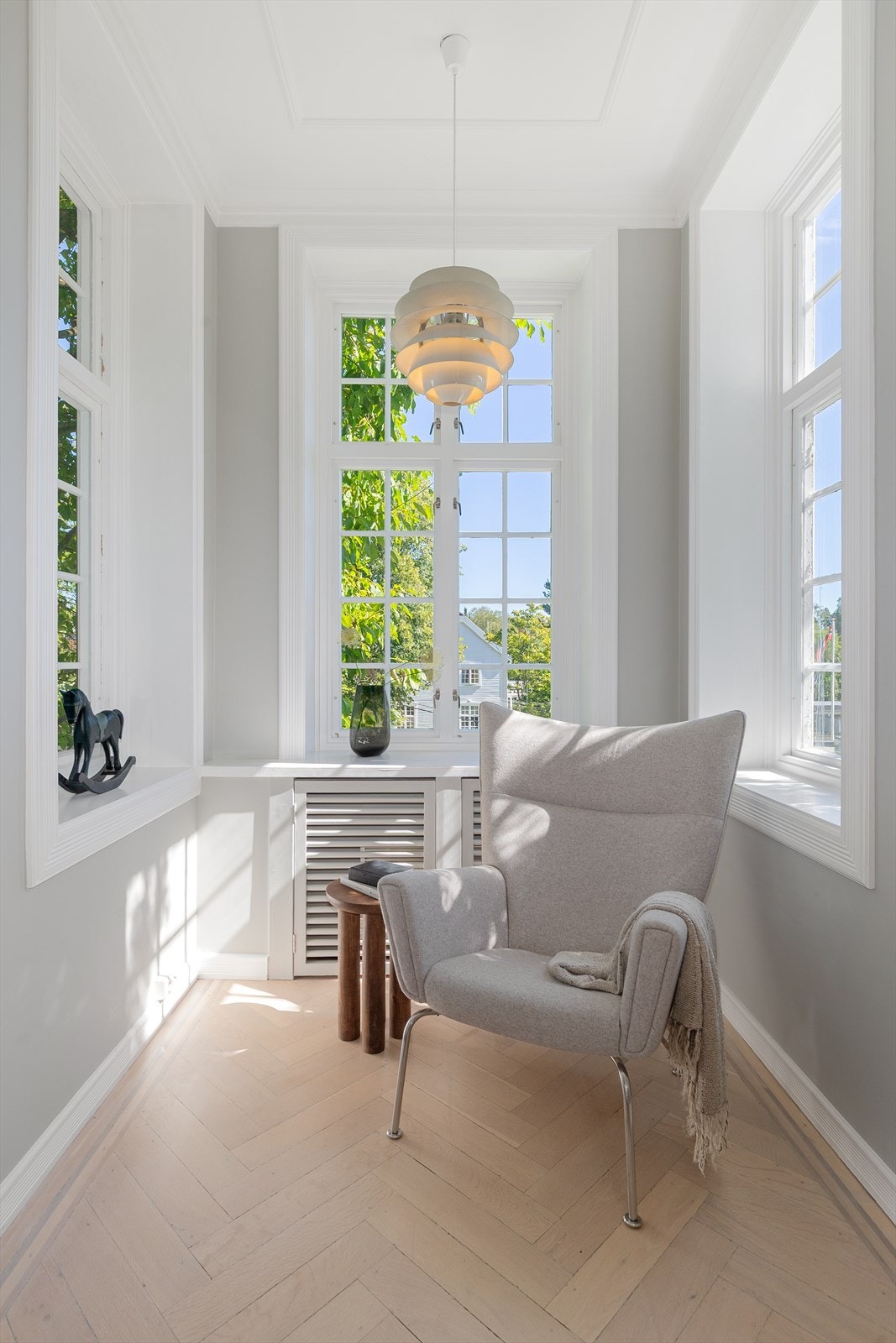 De store vindusflatene gir vakkert lysinnslipp i boligen. Galleribilde