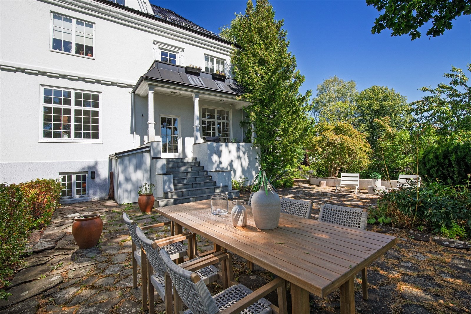 Markterrasse belagt med naturstein på ca. 90 kvm. Galleribilde