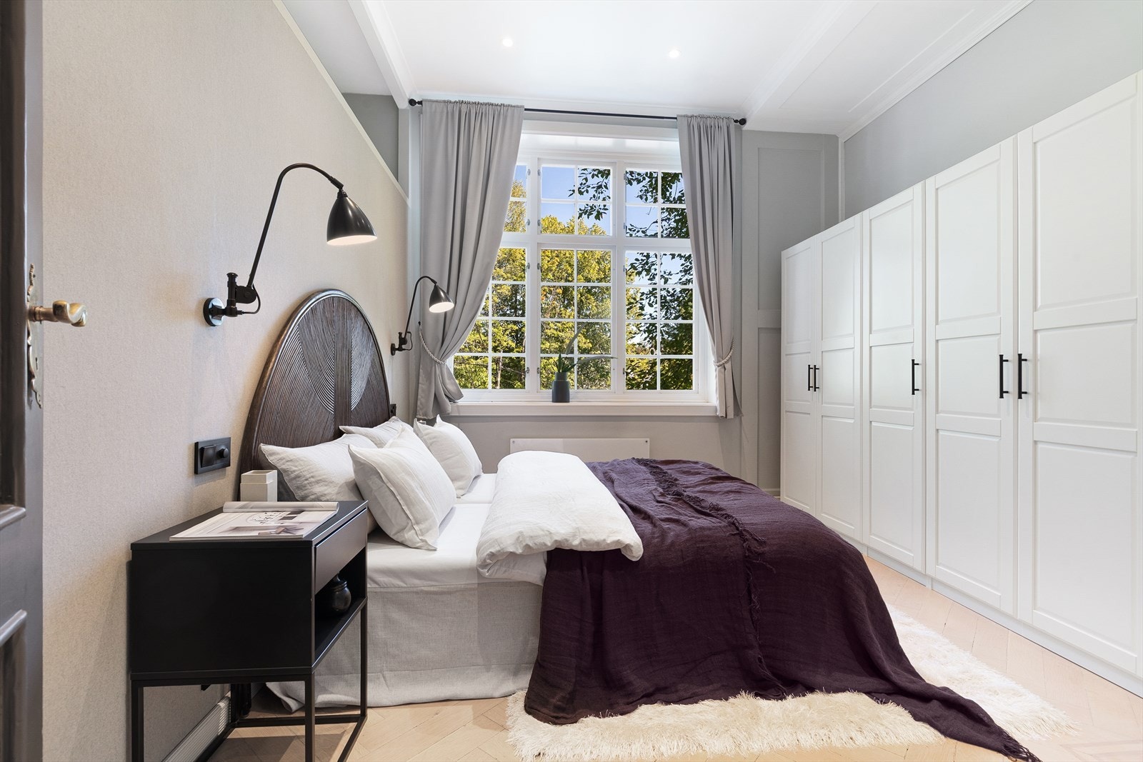 Soverom tre. Store vindusflater gir godt lysinnslipp og nydelig utsyn. Galleribilde