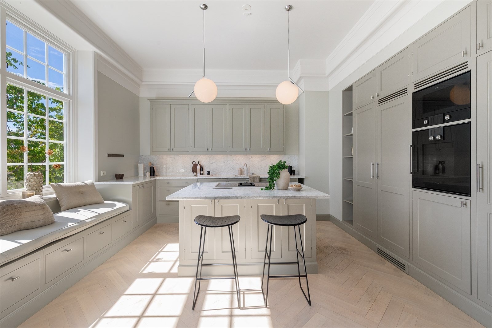 Eksklusivt kjøkken fra Lidhults med benkeplate i marmor. Galleribilde