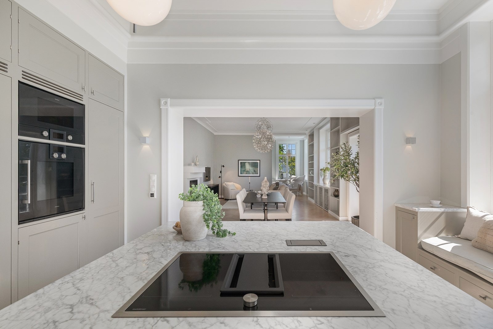 Spisestuen ligger fint plassert i tilknytning til kjøkkenet. Galleribilde