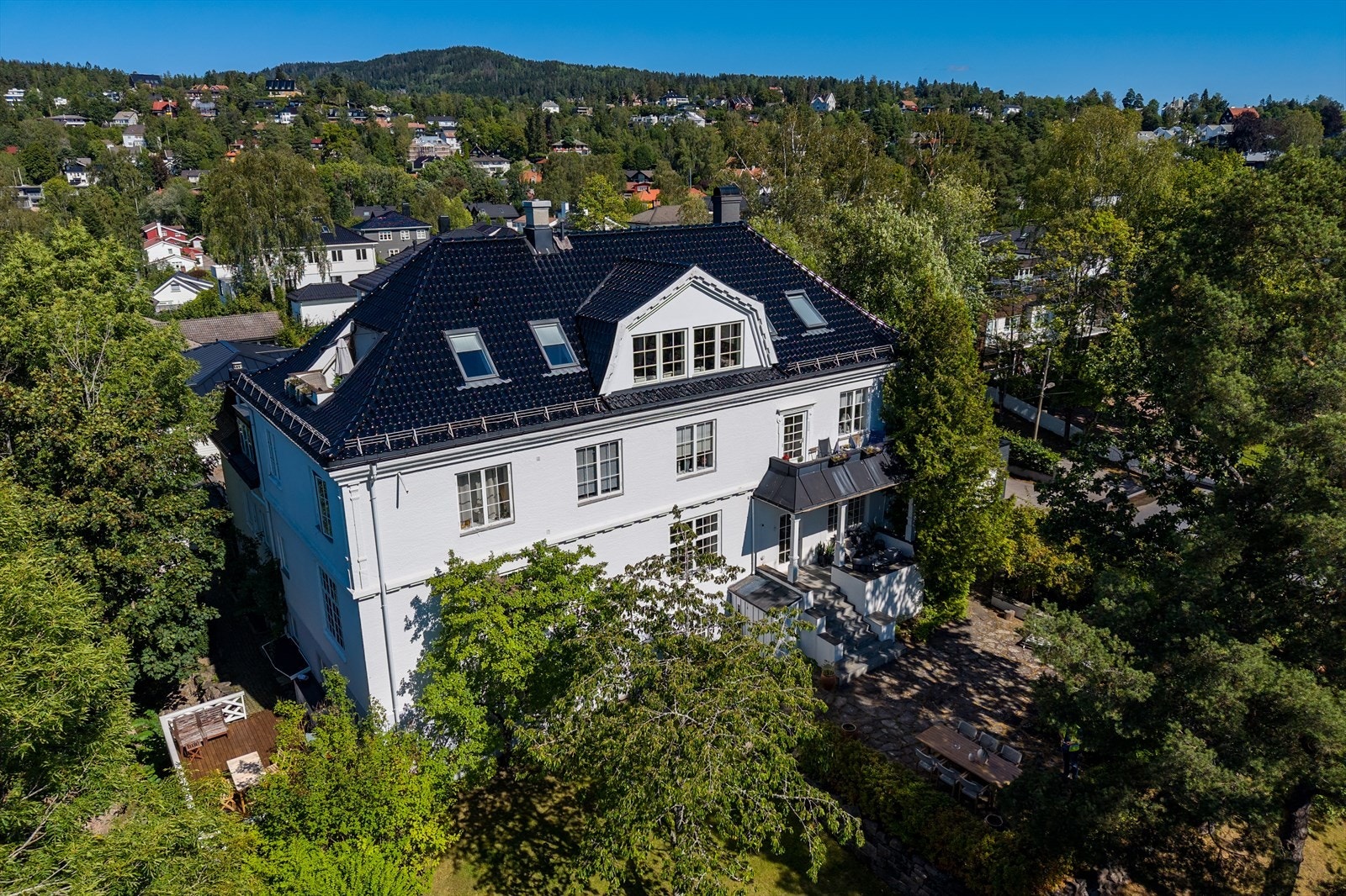 Seksjonen disponerer hele hagen foran huset. Galleribilde