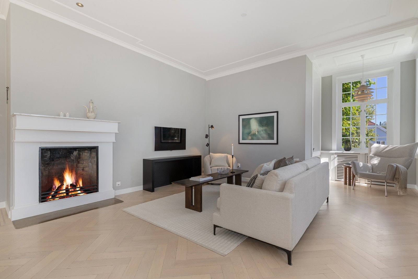 Svært tidsriktig i delikate fargevalg og med fiskebensparkett på gulv. Galleribilde