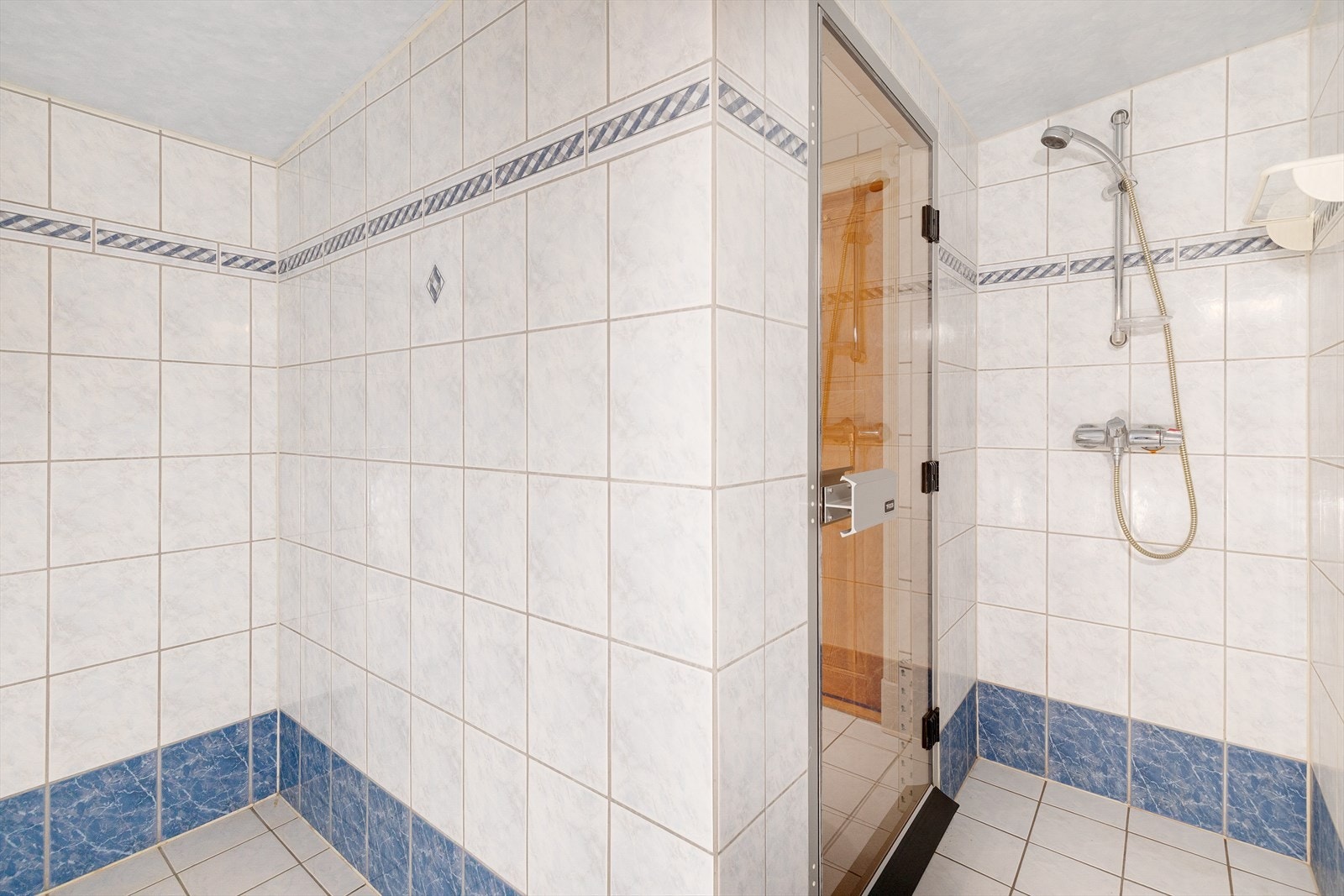 Bad i kjeller med dusj. Galleribilde