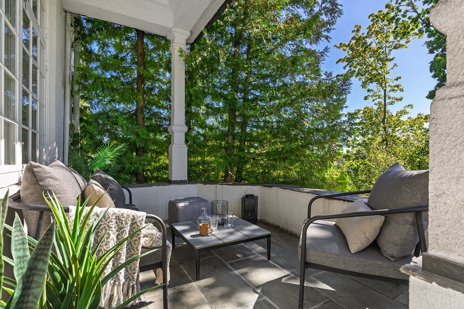 Terrasse belagt med skifter på ca. 10 kvm. Galleribilde