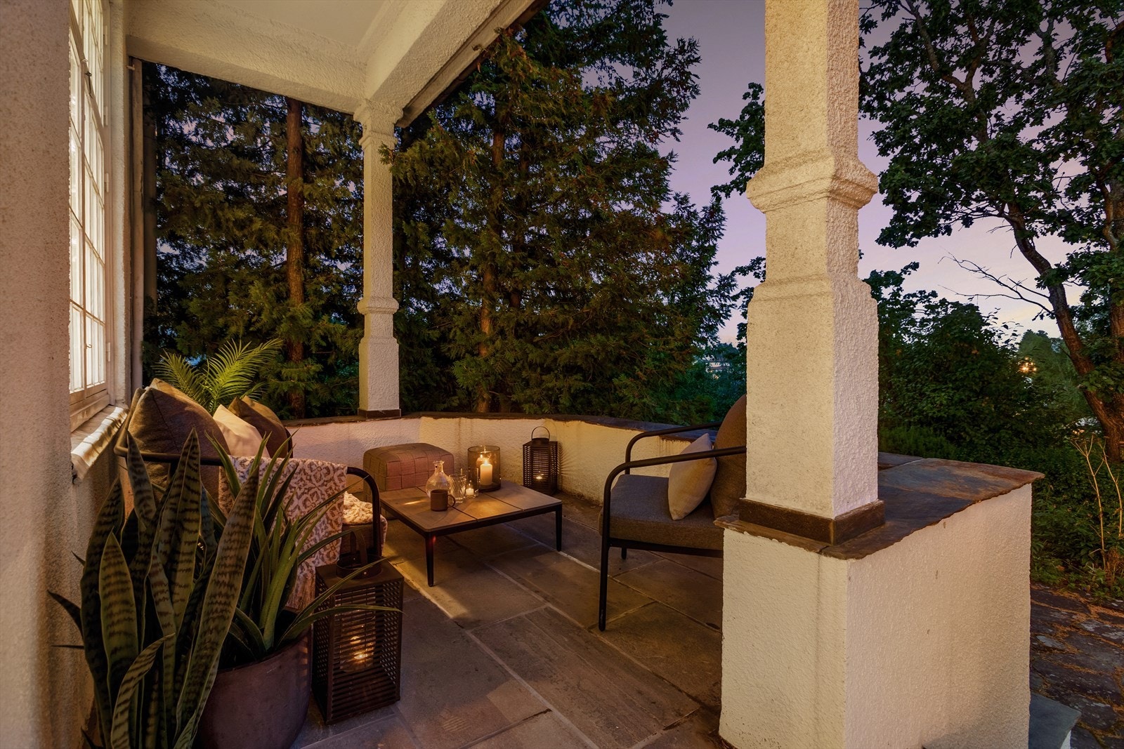 Overbygget terrasse med plass til sittegruppe og trapp ned til markterrasse og hage. Galleribilde