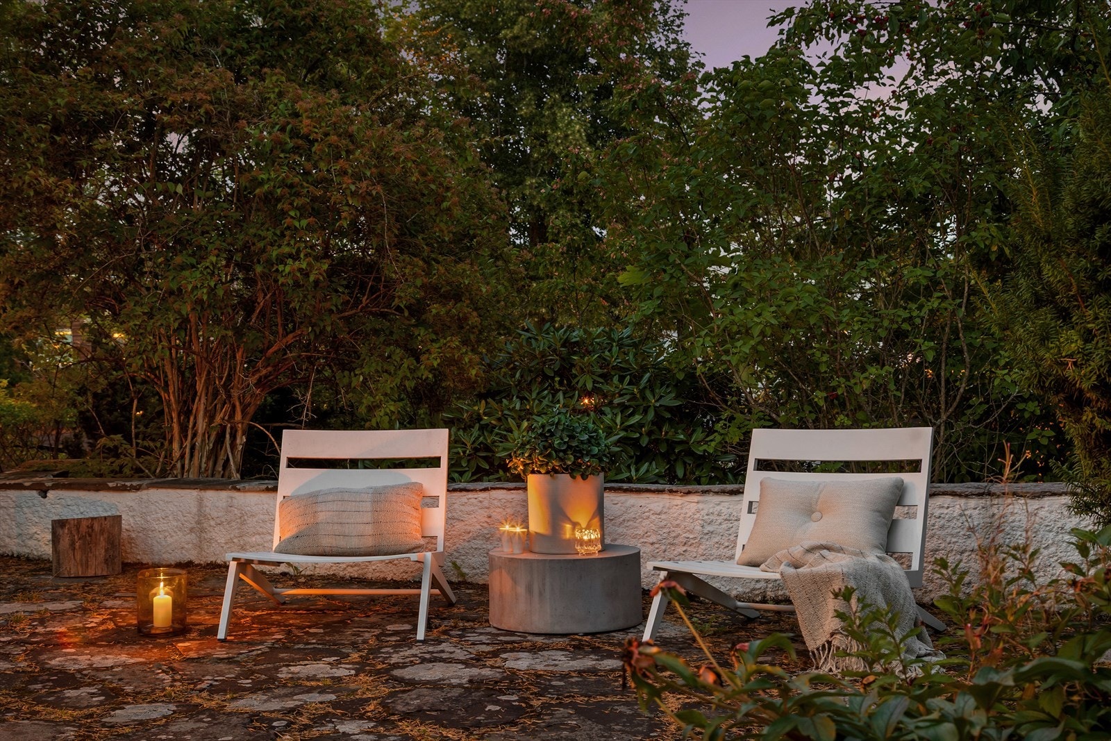 Den store terrassen har plass til fine soner og ligger lunt og skjermet. Galleribilde