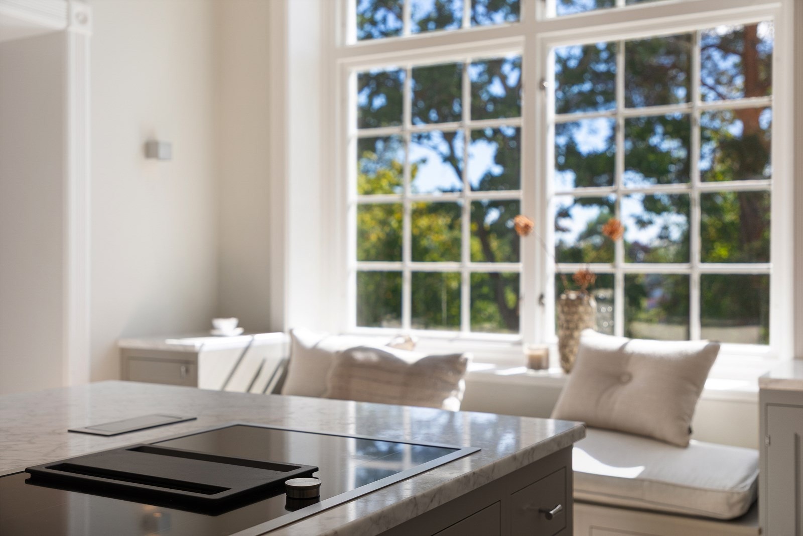 Induksjonstopp, komfyr, oppvaskmaskin, micro, kjøleskap og fryseskap fra Gaggenau er integrert i innredningen. Galleribilde