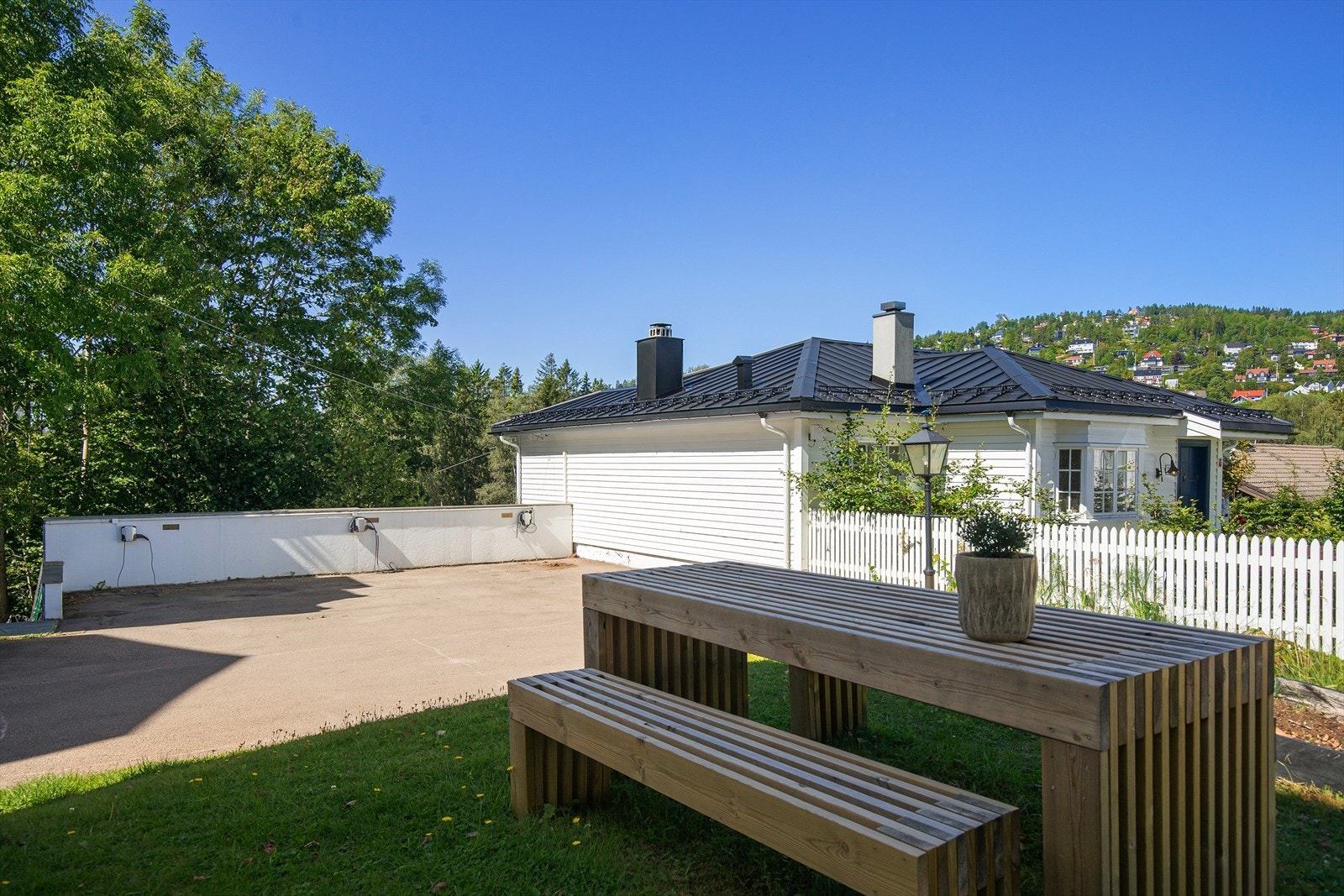 Det medfølger to private biloppstillingsplasser, hvorav en har elbillader. Det er en parkeringsplass på parkeringsplassen på bildet, og en på nedre parkeringsplass. Galleribilde