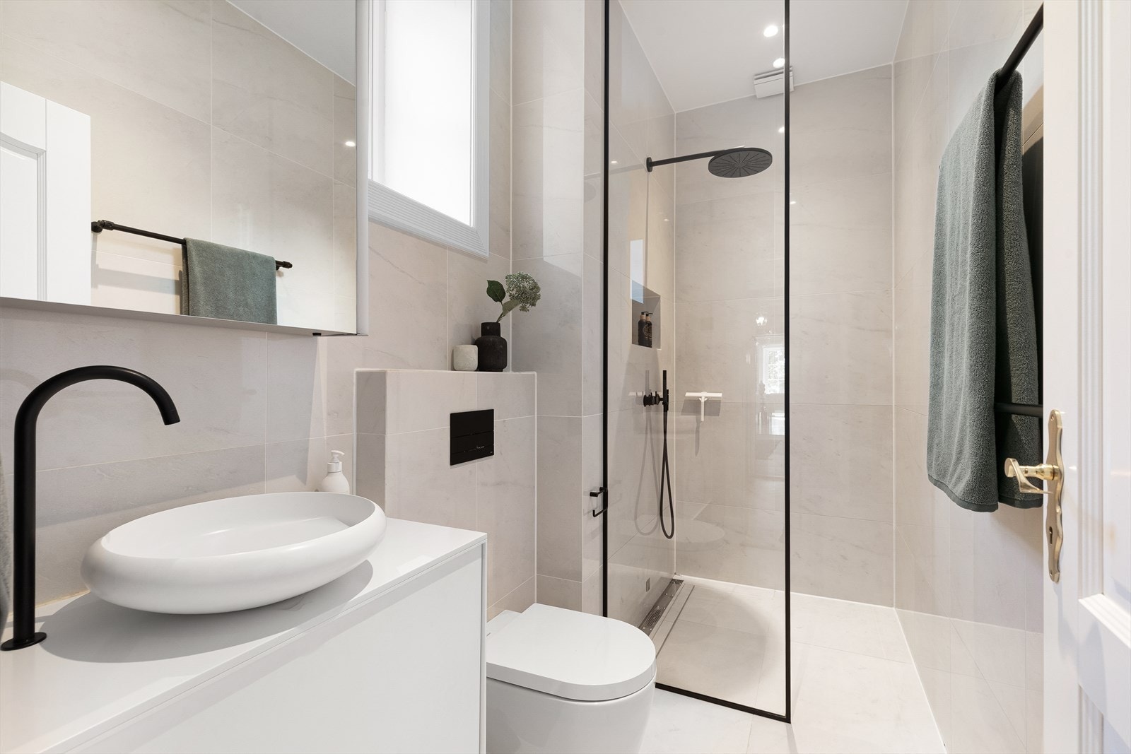 Lekkert bad fra 2018 med regnfallsdusj, vegghengt wc, servant og speilskap. Galleribilde