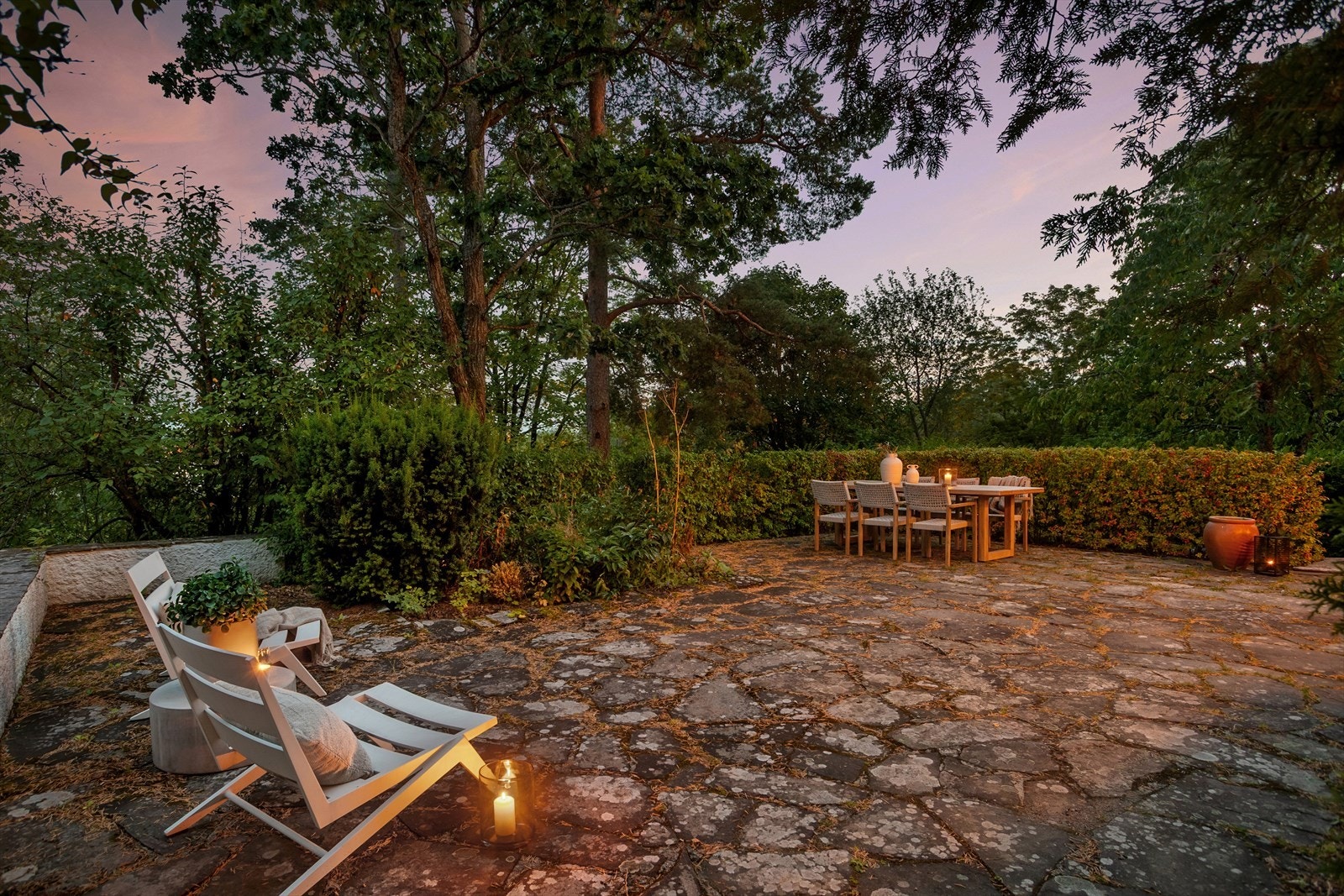 Hagen ble oppgradert og opparbeidet av forrige eier, den ble beplantet etter tegninger fra en landskapsarkitekt. Det er gjort på en flott måte slik at nye ting springer ut løpende utover i sesongen. Galleribilde