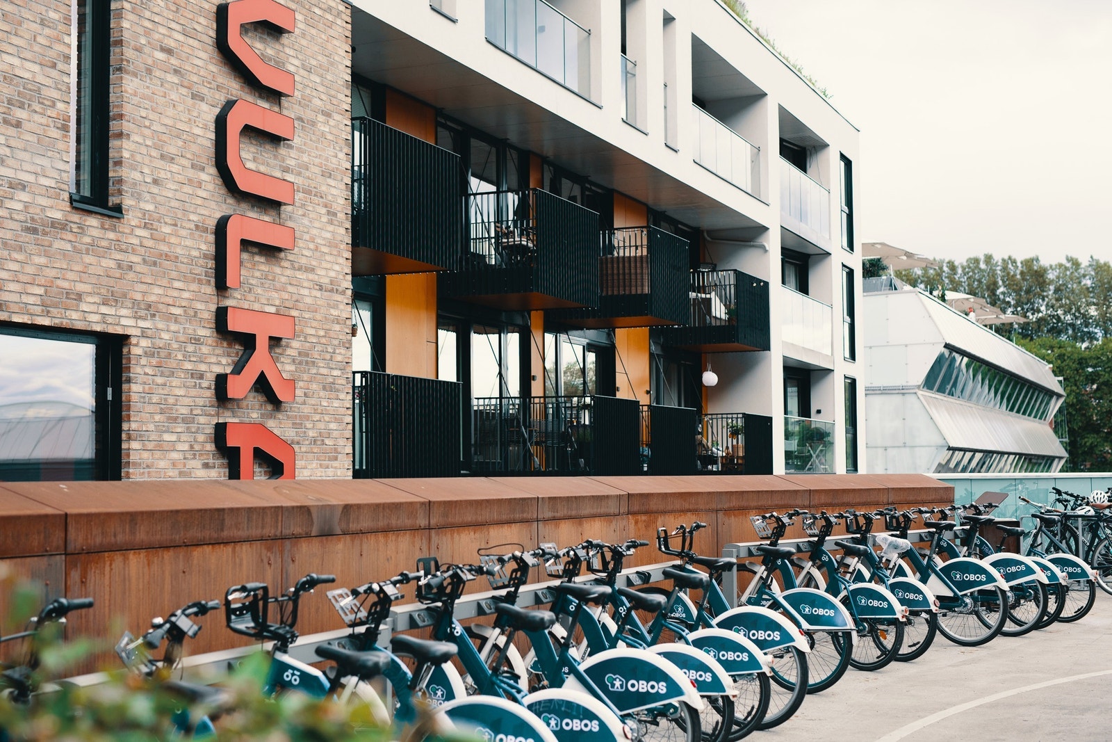 Bysykler er lett tilgjengelig like ved kontorlokalet. I tillegg er det rikelig med sykkelstativ på området, samt et sykkelrom i p-huset som ansatte på området disponerer Galleribilde