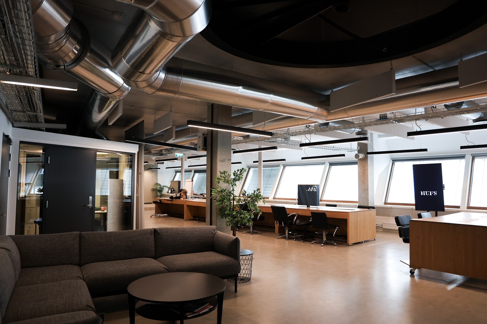 Åpent og luftig kontorlandskap med vinduer langs hele fasaden ut mot Vulkan Galleribilde