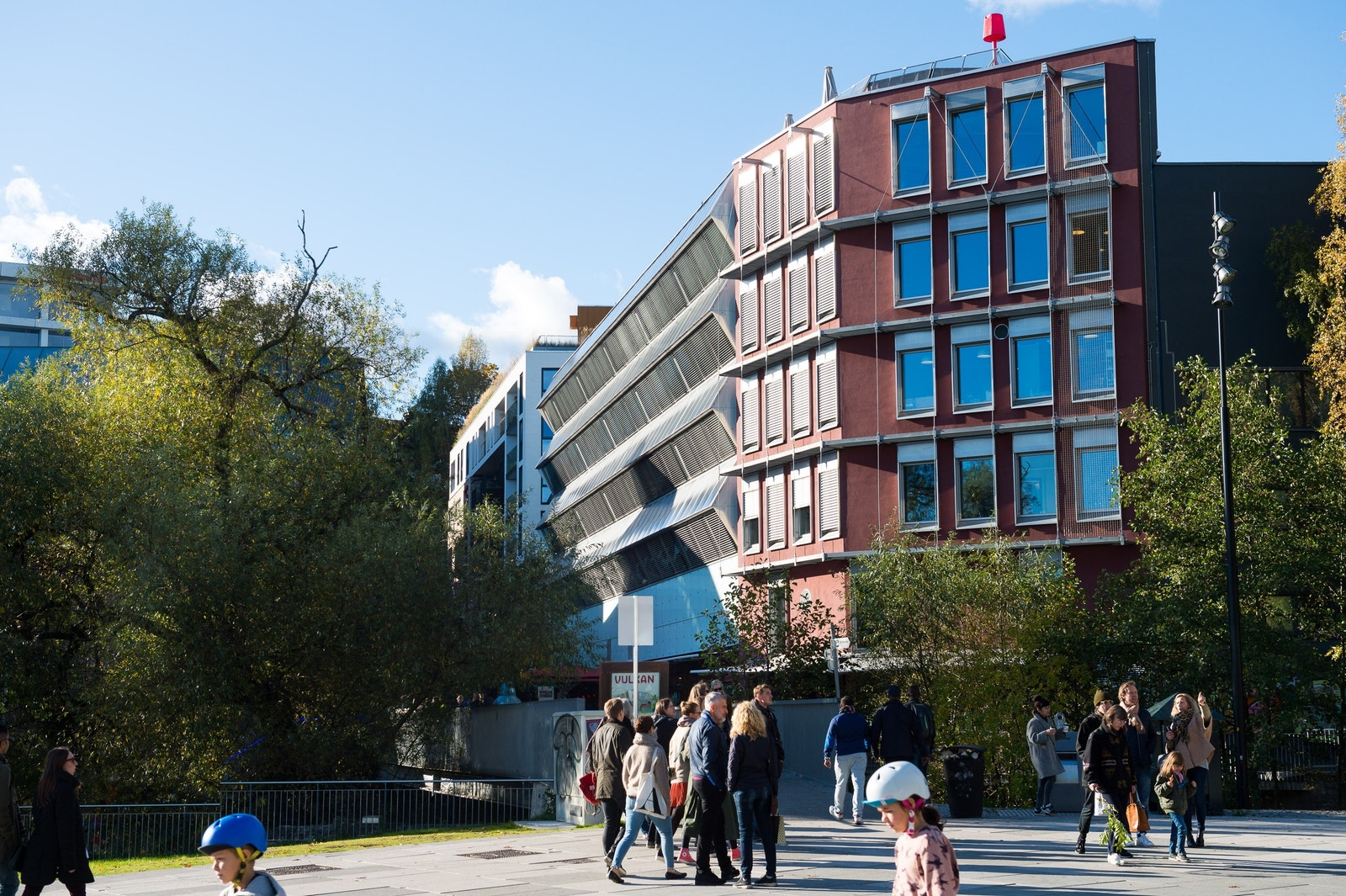 Bygget ligger rett ved Akerselva og har Nedre Foss Park som nærmeste nabo Galleribilde