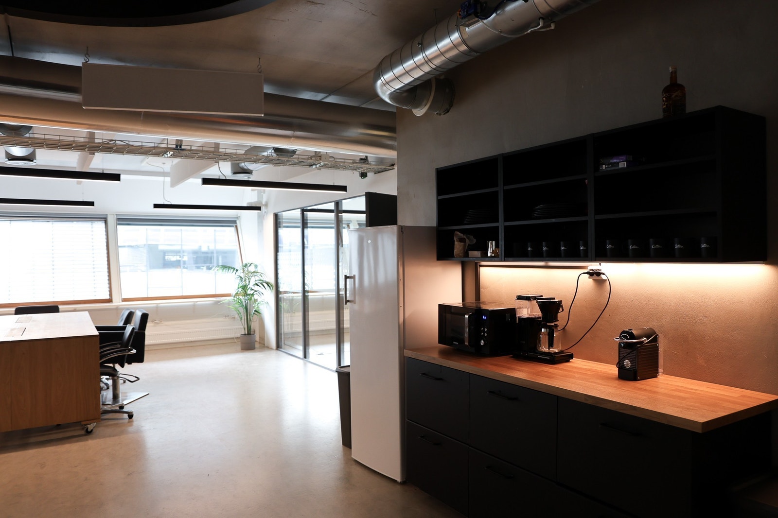 Det er også en kjøkkenkrok rundt hjørnet Galleribilde