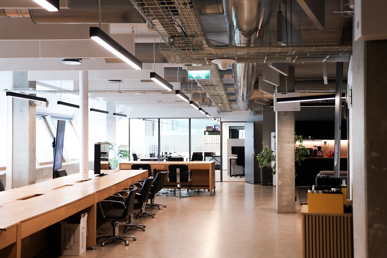 Åpent og luftig kontorlandskap Galleribilde