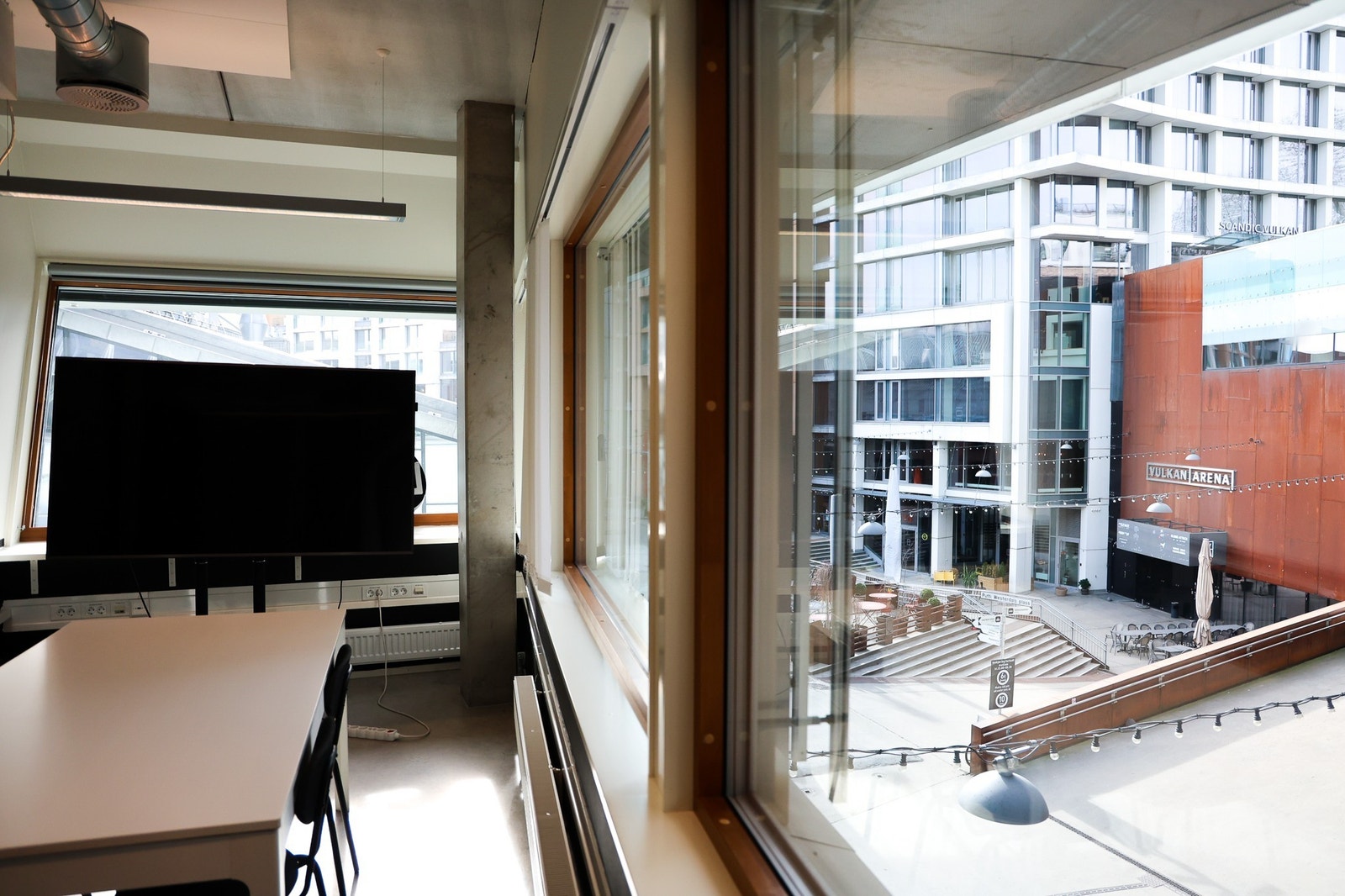 I den andre enden av lokalet ser man ut mot Vulkangata Galleribilde