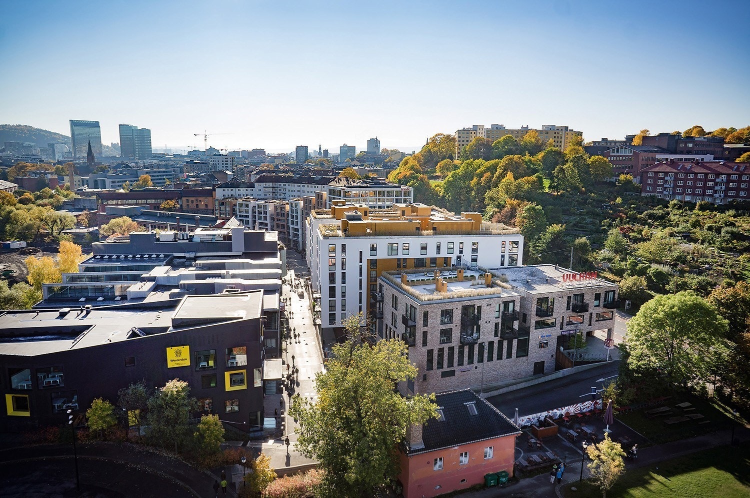Vulkan ligger sentralt til i byen der øst møter vest mellom Grünerløkka og St. Hanshaugen. Galleribilde