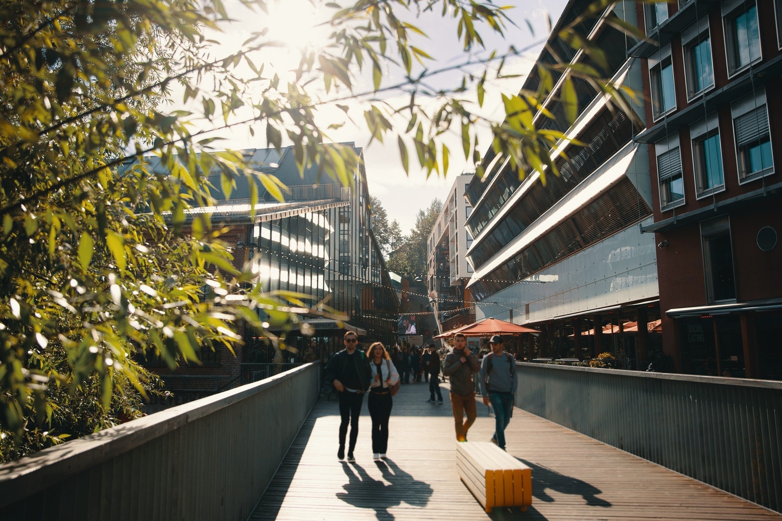 Mathallen ligger rett utenfor og byr på et yrende folkeliv. Galleribilde