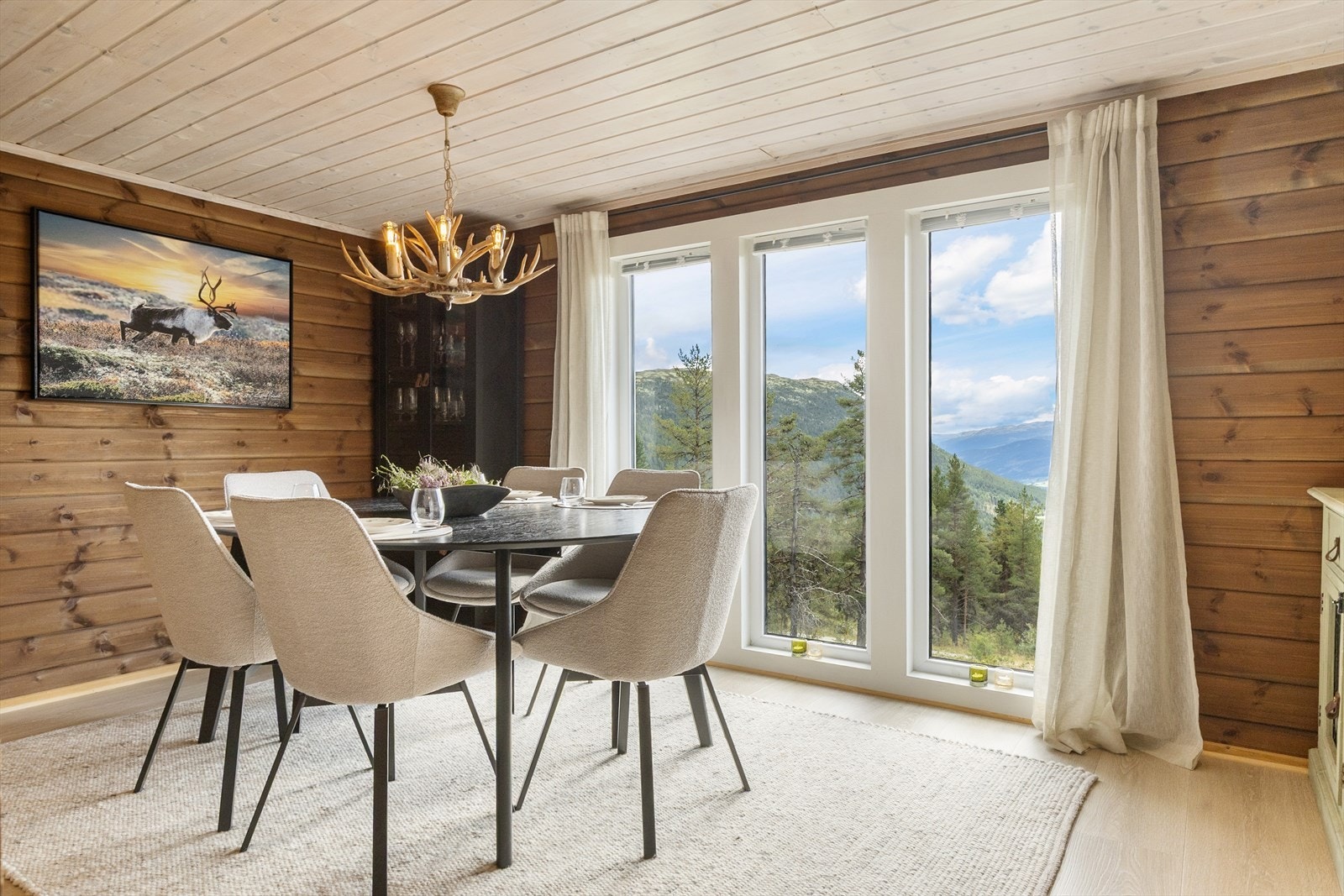 Her kan man nyte utsikten fra matbordet. Galleribilde