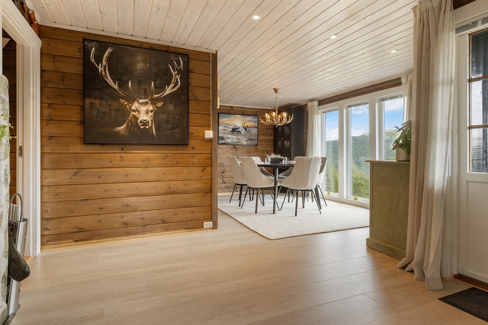 Fra stue mot spisestue. Galleribilde