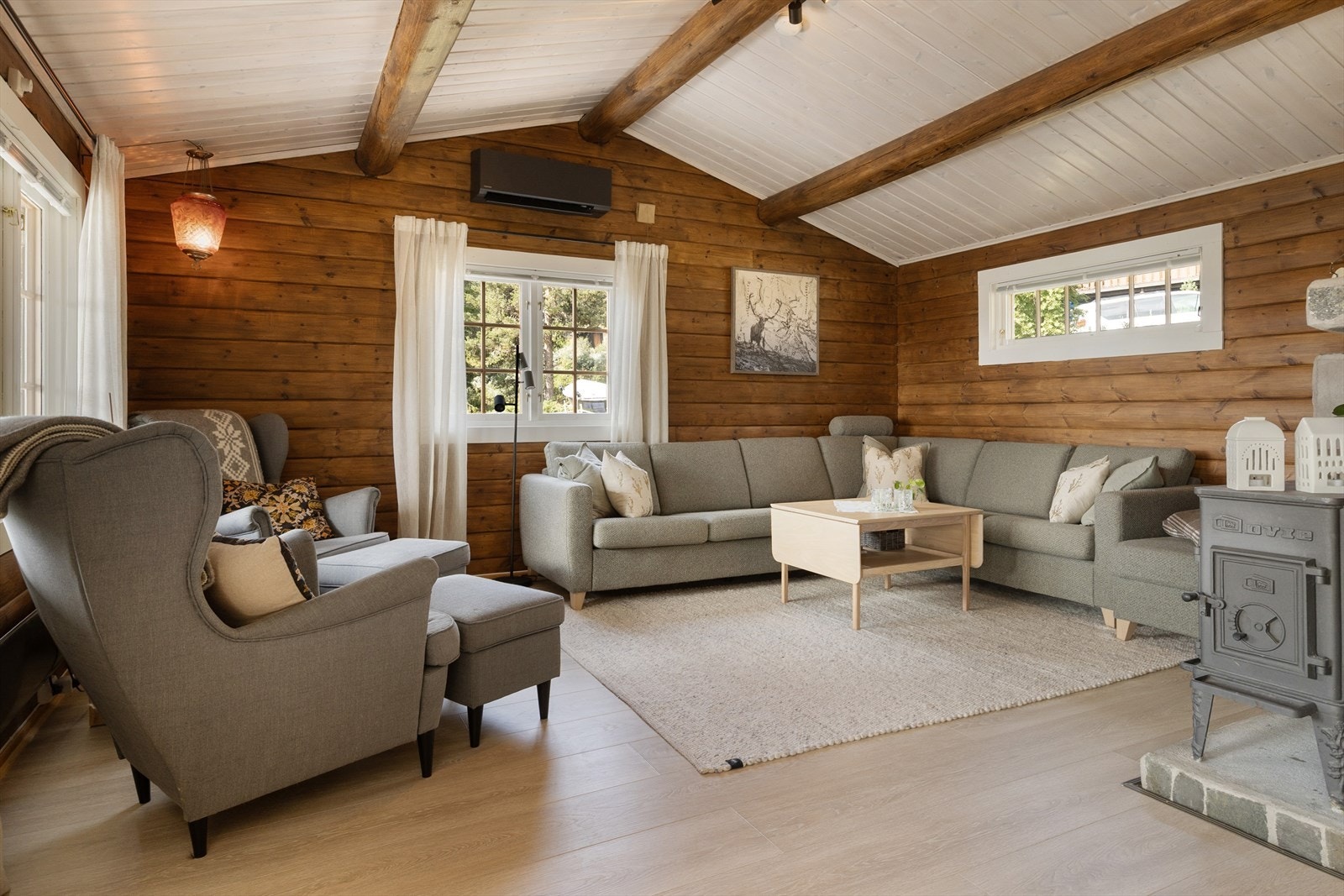 Romslig stue som er enkel å møblere. Galleribilde