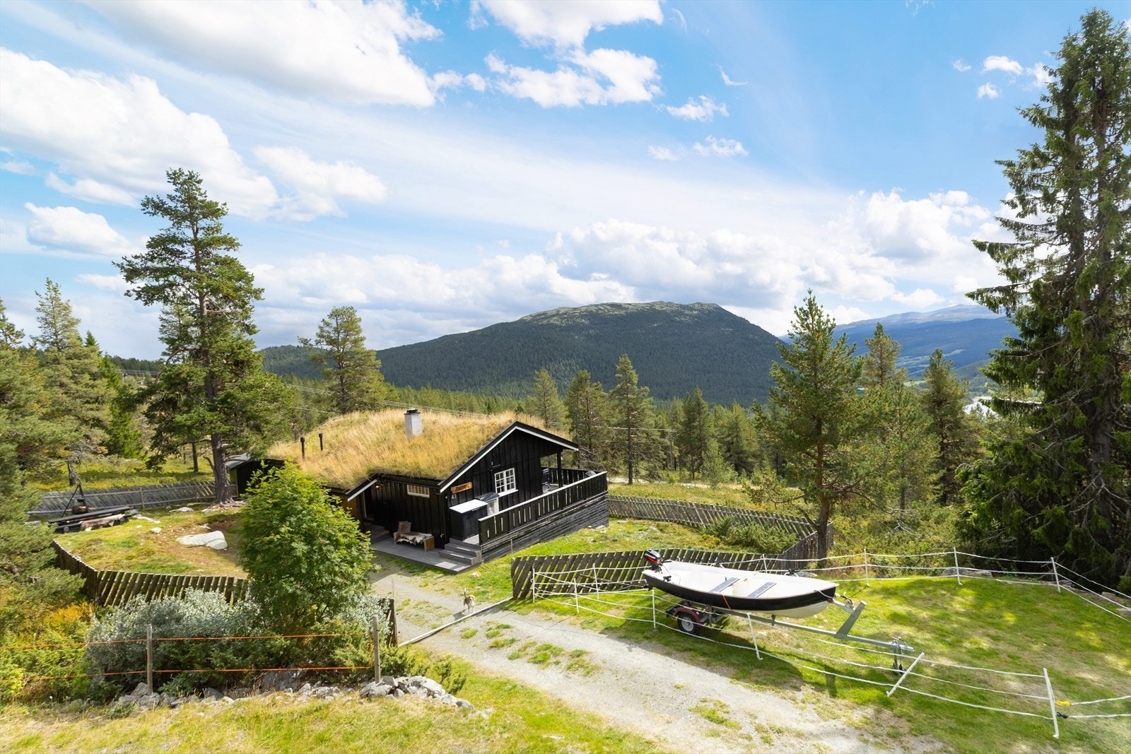 Flott utsikt over omkringliggende fjellområder. Galleribilde