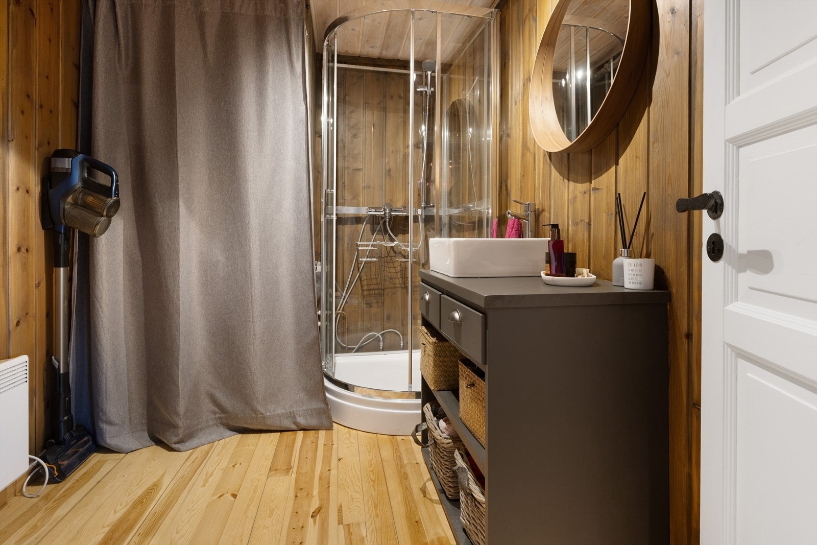 Hyttebad bestående av lakkert tregulv, overflatebehandlet panel på vegger og i himling. Galleribilde