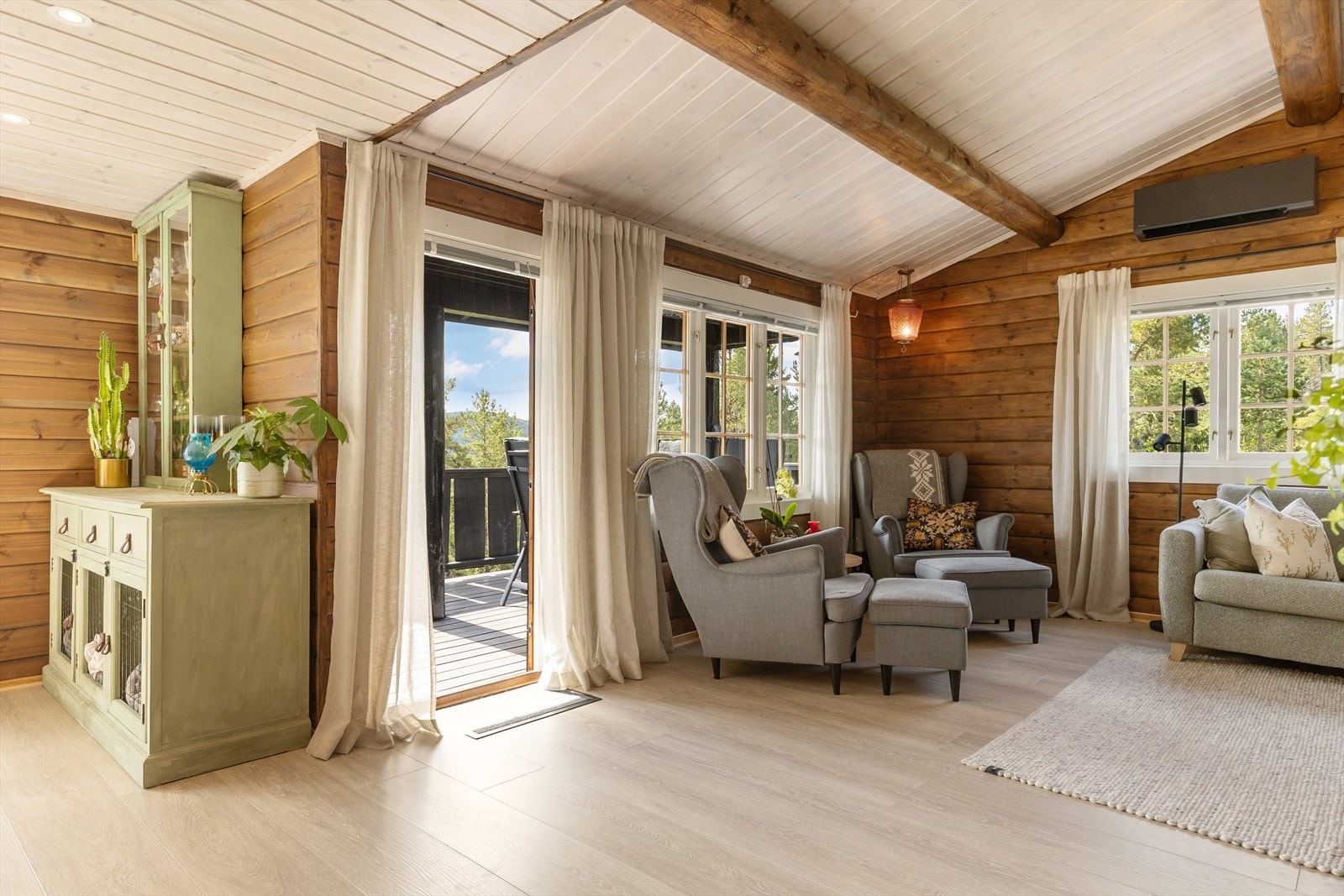 Utgang til terrasse fra stue. Galleribilde