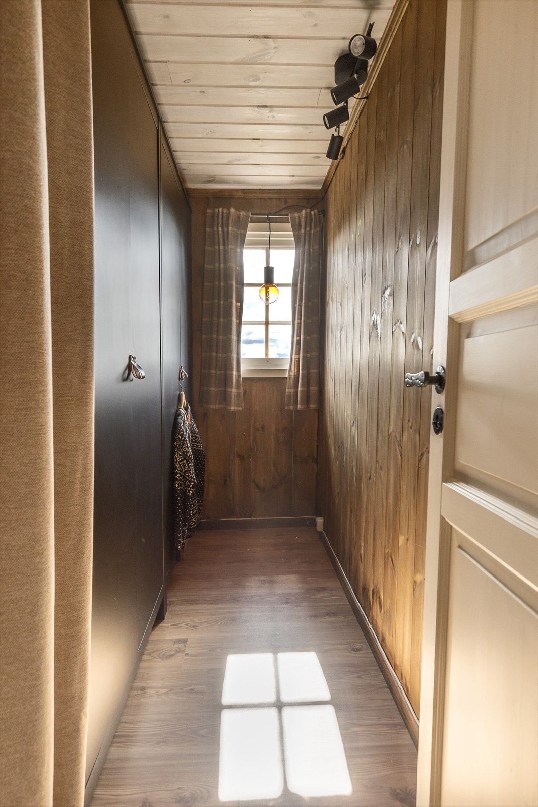 Soverom nr. 4 er i dag brukt som garderobe. Galleribilde