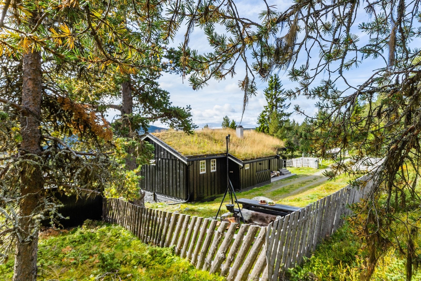 Hytta ligger fint til i nedre del av Stutarhaugen hyttefelt. Galleribilde