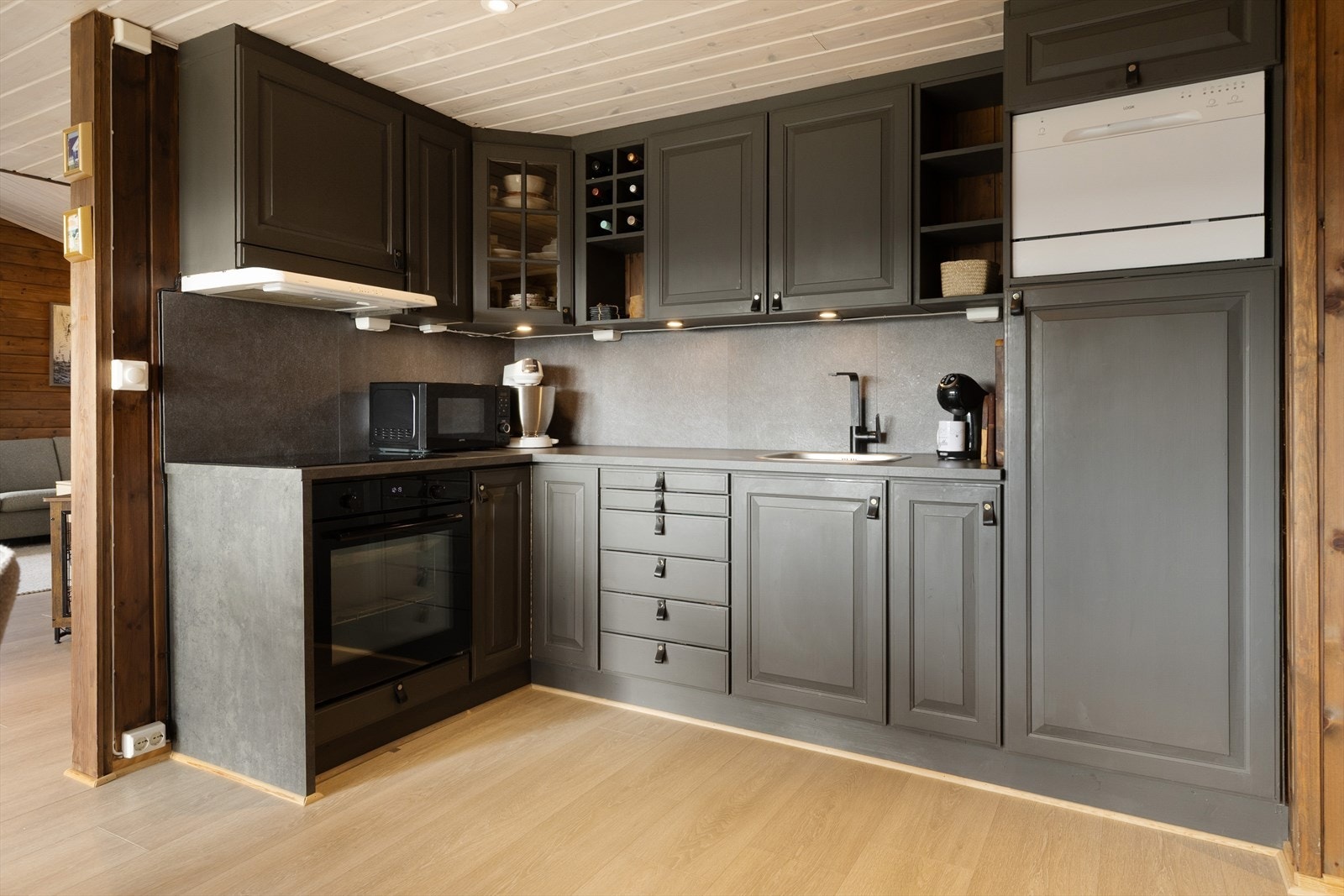 Pent og moderne kjøkken med glatte fronter og benkeplate av laminat. Galleribilde