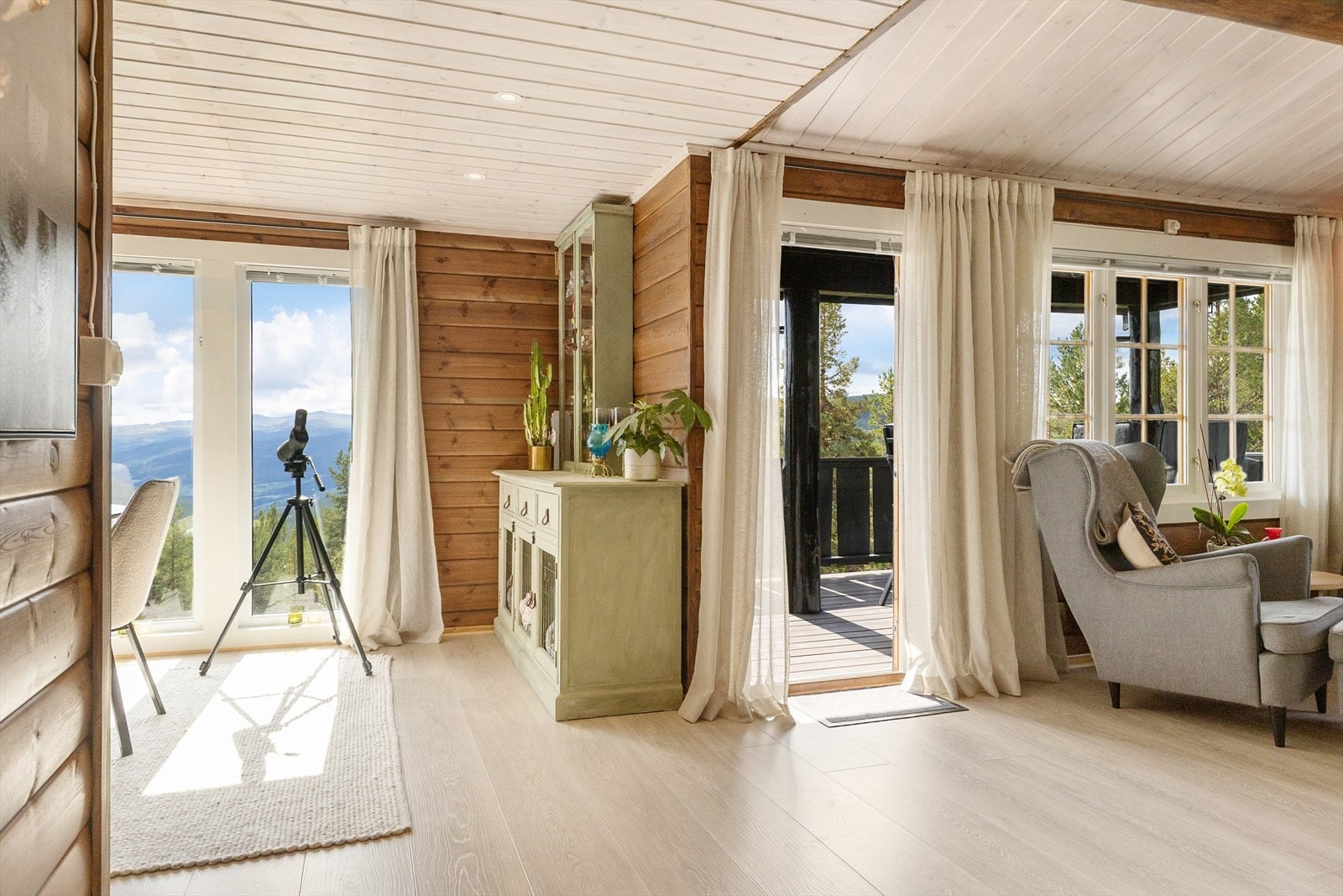 Fra gangen mot stue/spisestue. Galleribilde